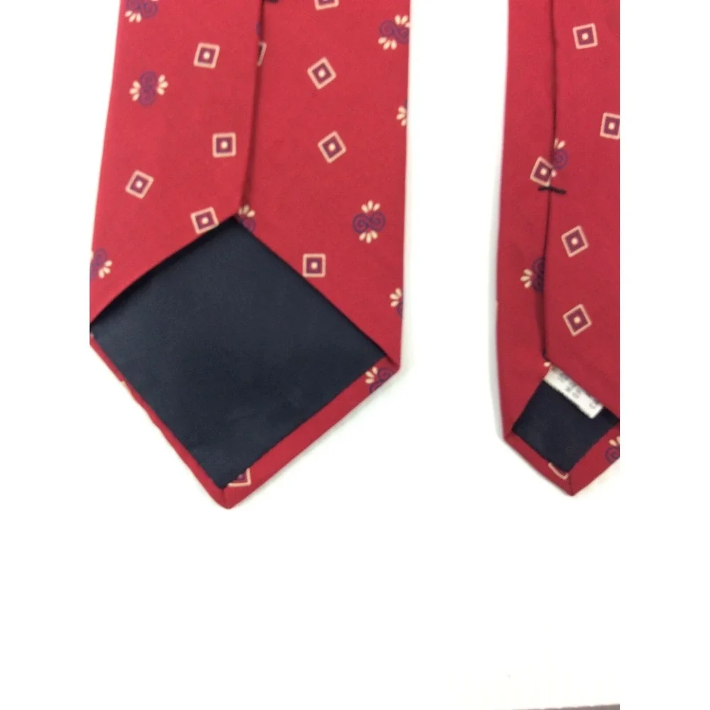 Claiborne Mens Tie 3.5 in W x L 57 Silk Burgundy Red Black White Geometric